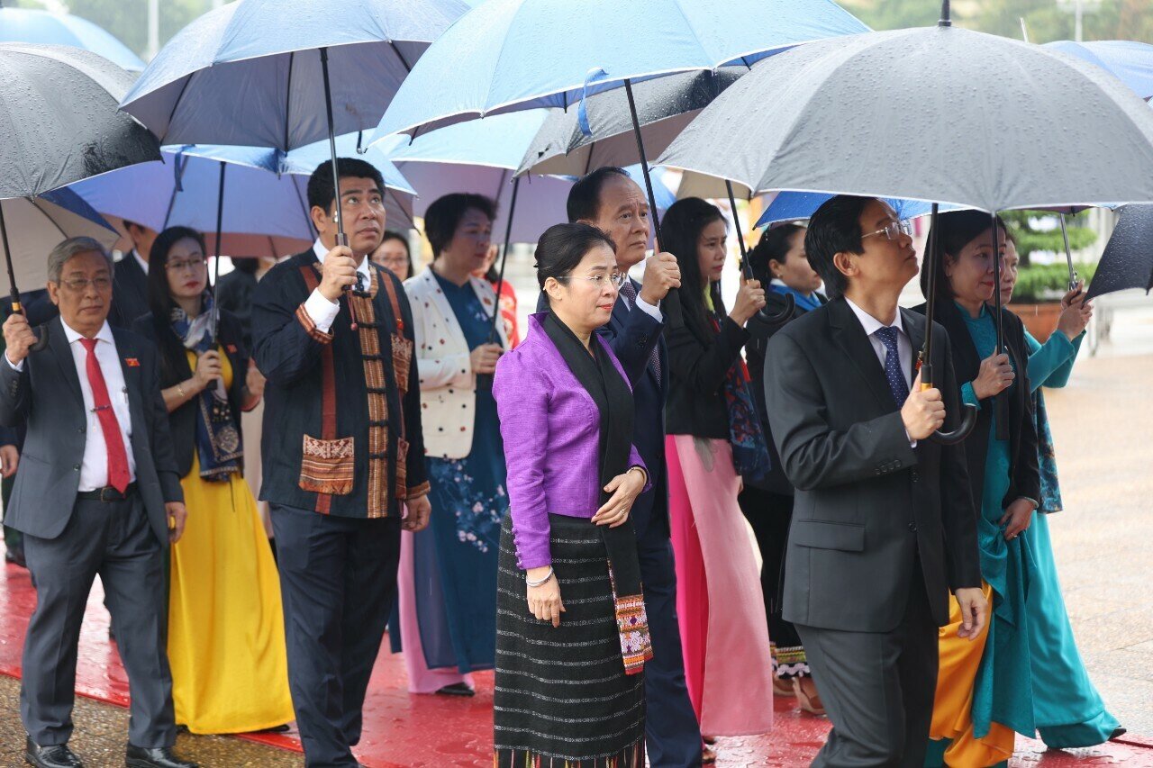 Các đại biểu Quốc hội vào Lăng viếng Chủ tịch Hồ Chí Minh trong thời tiết sáng nay mưa và lạnh.
