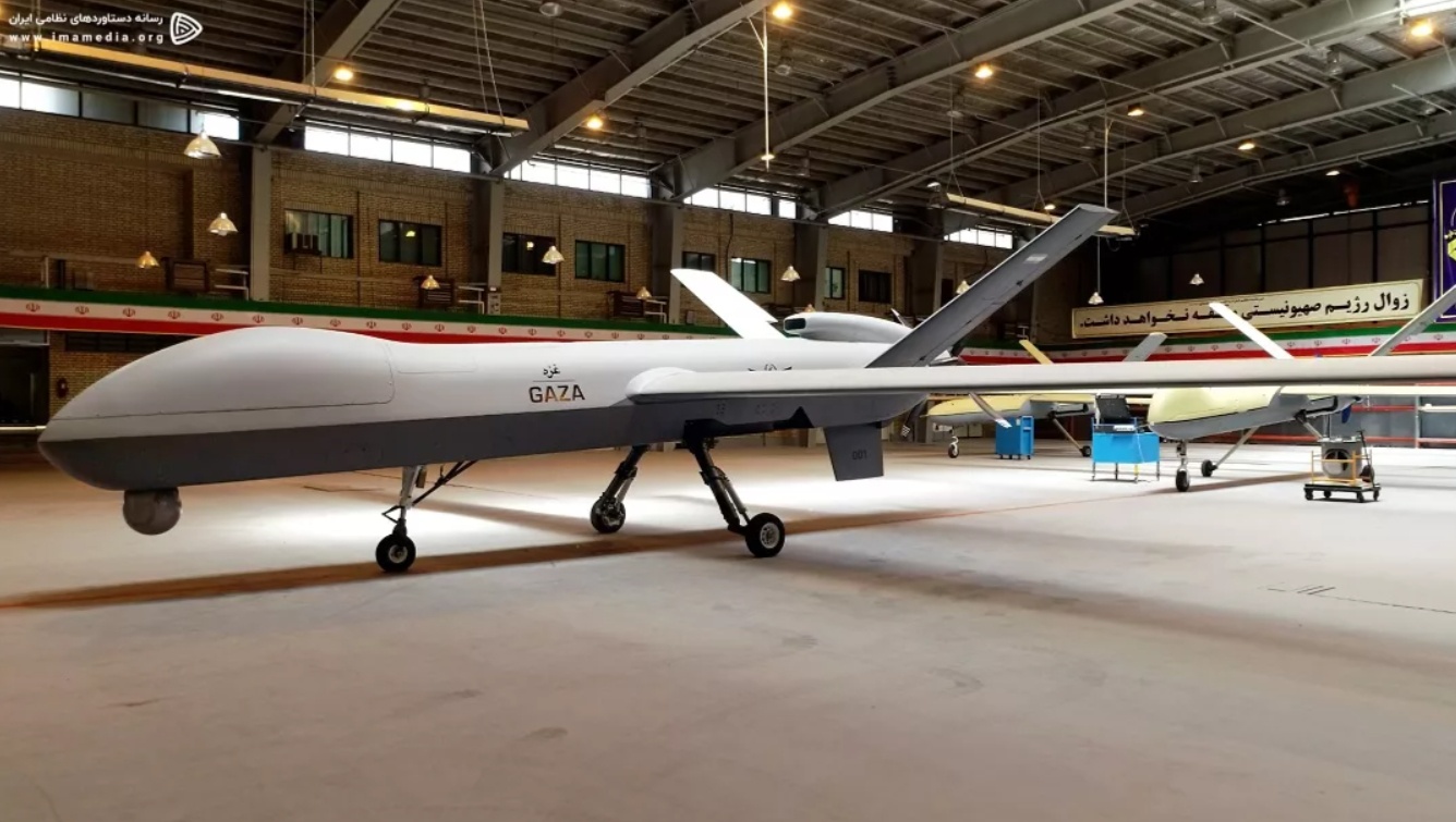 Iran sau đó bắt đầu sản xuất hàng loạt máy bay không người lái để bù đắp cho những khoảng trống còn thiếu của Không quân Iran, bao gồm cả việc họ không có khả năng chế tạo máy bay chiến đấu hoàn chỉnh.
Trong ảnh là Shahed 149 Gaza - phương tiện không người lái có thể mang theo 13 quả bom và 500 kg thiết bị điện tử phục vụ trinh sát và không kích vào các mục tiêu mặt đất.