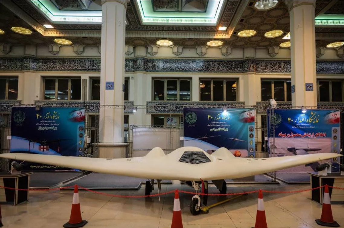 Cho tới nay, Iran đã đạt được tiến bộ đáng kể trong việc phát triển và sản xuất đầy đủ các loại UAV thuộc tất cả các lớp chính, từ phương tiện trinh sát chiến thuật hạng nhẹ đến các hệ thống trinh sát và tấn công hạng nặng, cả bom có điều khiển và tên lửa tầm ngắn, các loại vũ khí sát thương, v.v. và máy bay không người lái được gọi là kamikaze.
Trong ảnh là phương tiện Shahed 171 Simorgh có công nghệ tàng hình hiện đại và được trang bị động cơ phản lực.