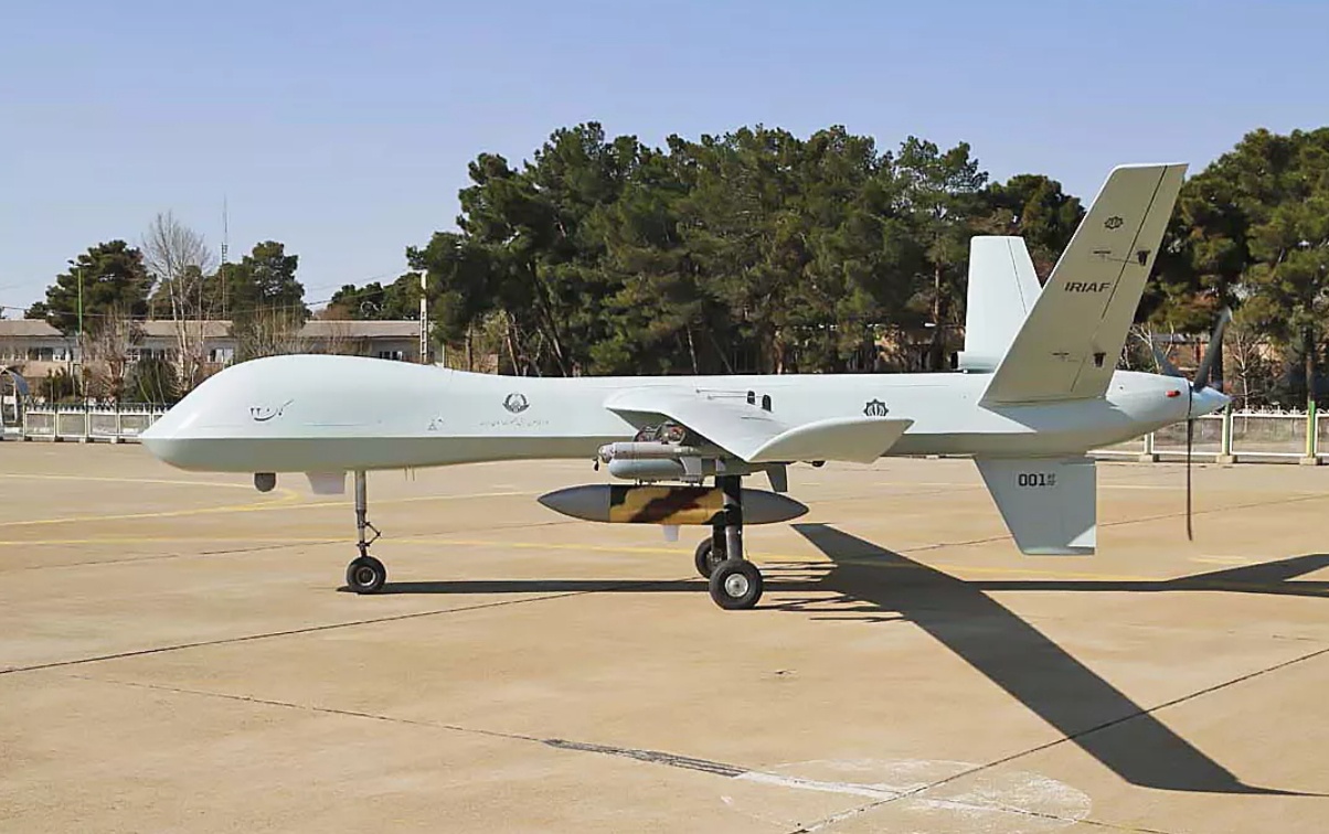 Sputnik cho rằng, sự tiến bộ đó dựa trên một số nguyên tắc cơ bản: hợp tác khoa học và kỹ thuật, chủ yếu với Trung Quốc; việc sử dụng các công nghệ và thiết bị sản xuất thông qua nhiều nguồn chính thức, bán chính thức hoặc không chính thức (tình báo), cũng như thu thập các mẫu máy bay không người lái thực tế của Mỹ và Israel nhằm mục đích nghiên cứu sâu và có thể thiết kế ngược.
Trong ảnh là phương tiện Shahed 191 Saegheh-2 có khả năng trinh sát, giám sát và tấn công các mục tiêu mặt đất từ trên không, mang các loại đạn có độ chính xác cao.