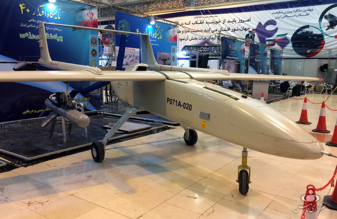Cho đến nay, Iran đã sản xuất khoảng 40 mẫu máy bay không người lái khác nhau. Các dòng chính của UAV Iran là Ababil, Kaman, Kian, Mohajer và Shahed.
Trên ảnh là phương tiện Qods Mohajer-6 có thể mang theo tên lửa dẫn đường Almas hoặc bom không đối đất để trinh sát và tấn công các mục tiêu mặt đất từ trên không Qaem.