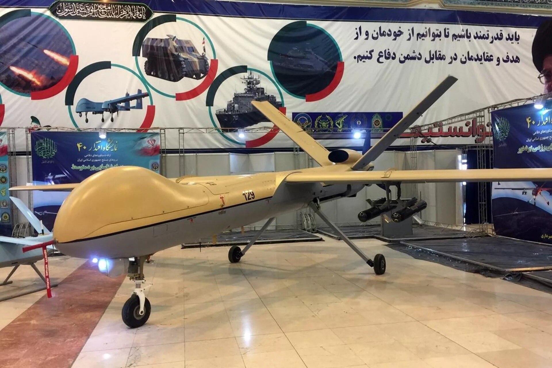 Theo hãng tin Sputnik, Iran bắt đầu quan tâm đến máy bay không người lái (UAV) vào những năm 1980 trong Chiến tranh Iran-Iraq (1980-1988). Dòng máy bay không người lái đầu tiên của Iran là Ababil với cơ chế vận hành đơn giản và được gọi là "bom, đạn bay". Cùng với các UAV trinh sát được phát triển sau này, Ababil đã được chứng minh hiệu quả trên nhiều mặt trận.
Trong ảnh là Shahed 129 - một trong những UAV mạnh nhất trong kho vũ khí của Iran.