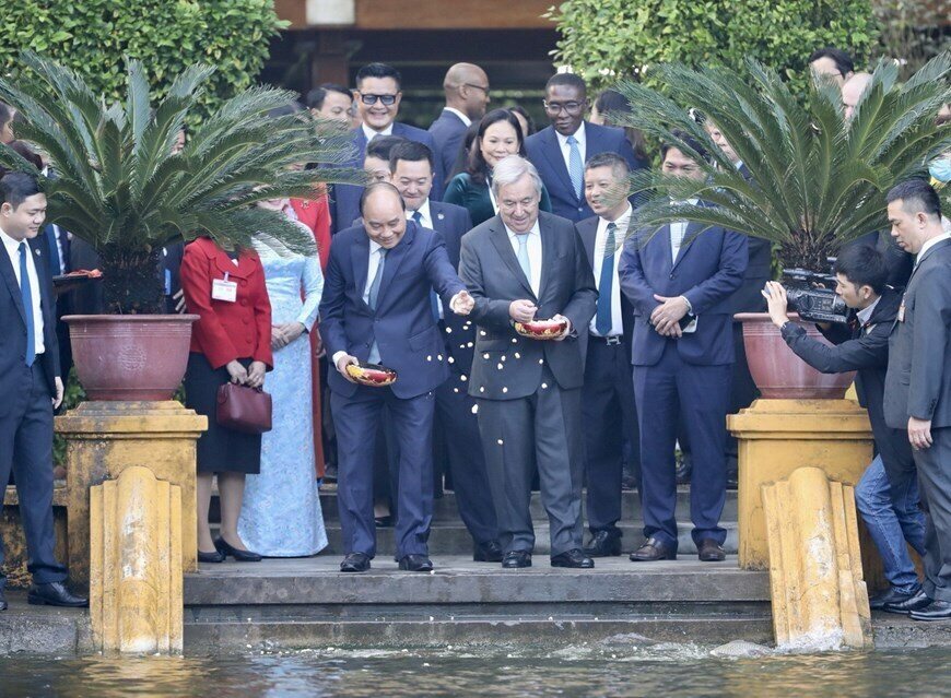 Hai người đã cùng đi dạo trên đường Xoài, thăm di tích Nhà sàn Bác Hồ, cho cá ăn tại Ao cá Bác Hồ.