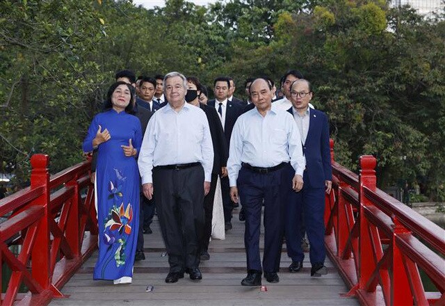 Kết thúc chuỗi hoạt động trong chuyến thăm chính thức Việt Nam, chiều 22/10, Tổng Thư ký LHQ António Guterres cùng Chủ tịch nước Nguyễn Xuân Phúc đã có những phút thư giãn dạo quanh phố đi bộ hồ Gươm và thăm đền Ngọc Sơn.