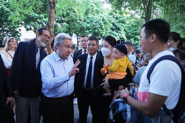 Chủ tịch nước và Tổng Thư ký LHQ xuất hiện gần gũi, liên tục nở nụ cười, vẫy chào người dân và những người dân cũng vỗ tay, vui mừng đón chào hai nhà lãnh đạo.