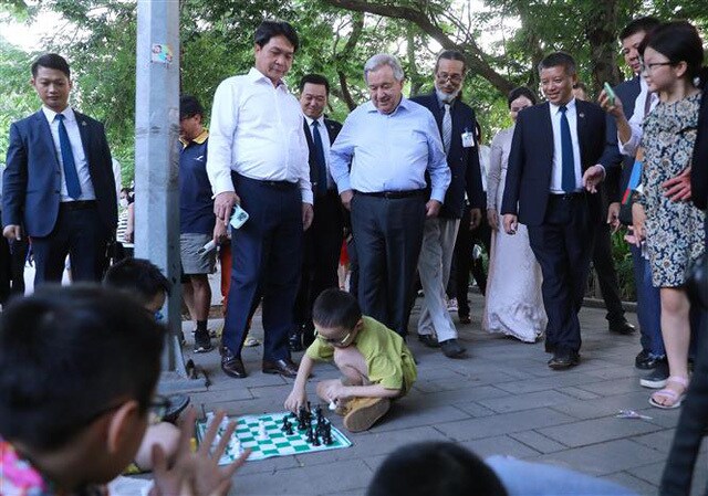 Tổng Thư ký LHQAntónio Guterres thích thú khi chứng kiến các hoạt động ngoài trời của người dân trên phố đi bộ.