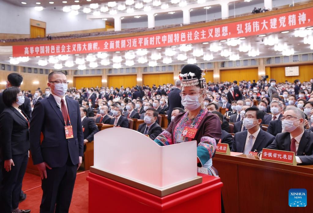 Trong danh sách Ban chấp hành Trung ương đảng có Tổng bí thư, Chủ tịch Trung Quốc Tập Cận Bình, Bí thư thứ nhất Ban Bí thư Vương Hỗ Ninh, Phó thủ tướng Hồ Xuân Hoa, Ngoại trưởng Vương Nghị, Bí thư Ủy ban Kiểm tra Kỷ luật Trung ương đảng Triệu Lạc Tế, Chủ nhiệm Văn phòng Trung ương đảng Đinh Tiết Tường, Chủ nhiệm kiêm Bí thư Ủy ban Phát triển và Cải cách Quốc gia Hà Lập Phong, Trưởng ban Tuyên truyền Trung ương đảng Hoàng Khôn Minh cùng nhiều quan chức khác.