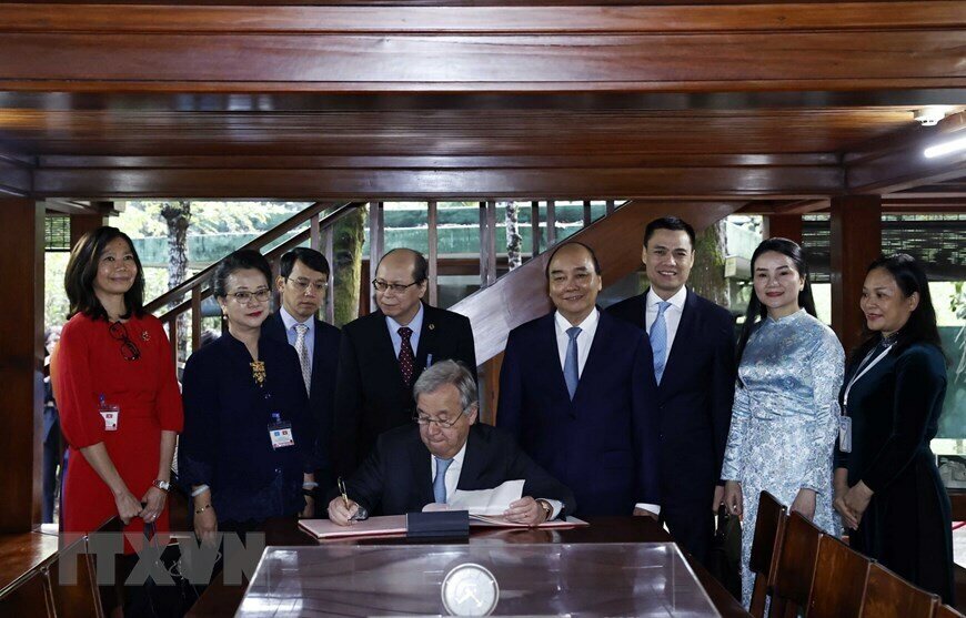 Tiếp đó, sau cuộc hội đàm chiều cùng ngày, Tổng Thư ký LHQ António Guterres và Chủ tịch nước Nguyễn Xuân Phúc đã đến thăm Khu di tích Chủ tịch Hồ Chí Minh tại Phủ Chủ tịch.