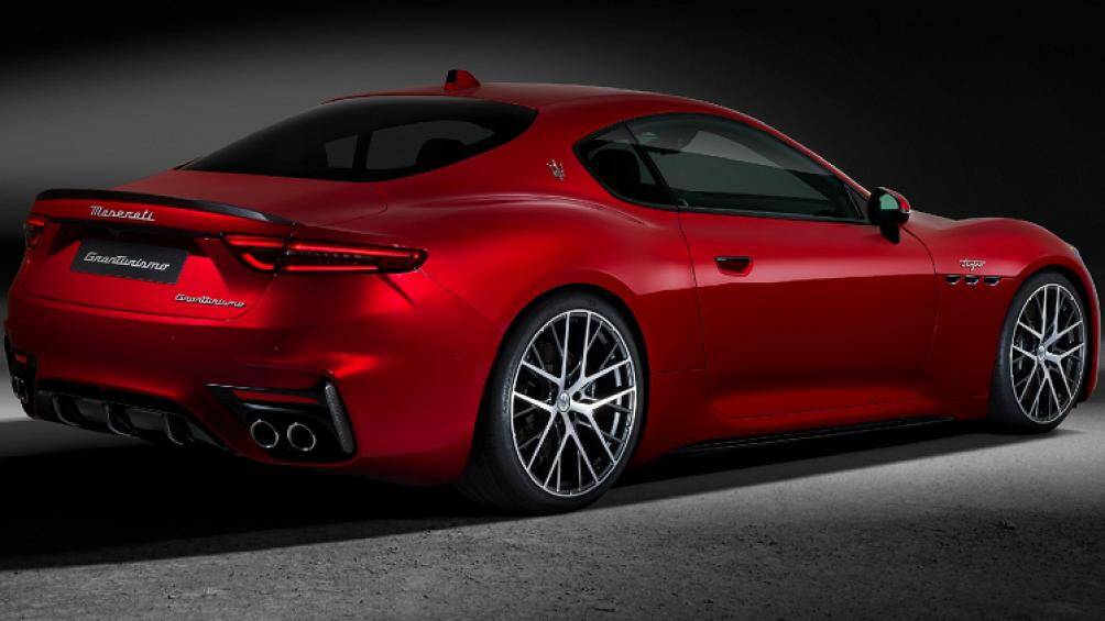 Ở phía sau, phiên bản Folgore không có ống xả