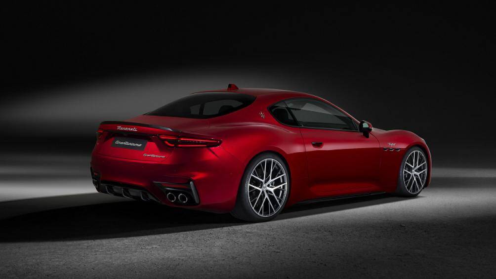 Maserati cũng chú trọng đến sự tiện nghi với nhiều nâng cấp trong khoang cabin như bảng đồng hồ taplo digital 12.2 inch