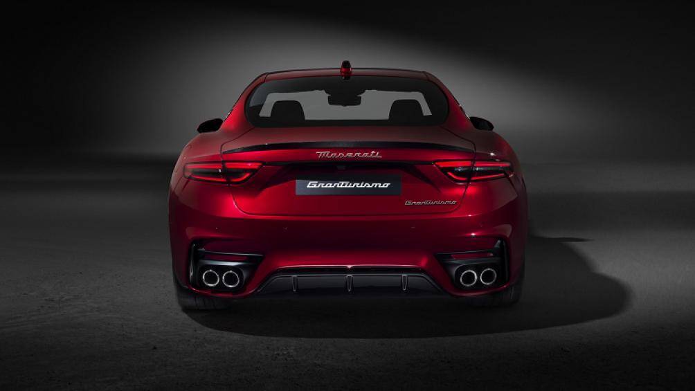 Cùng với đó là màn hình trung tâm 12.3 inch và màn hình phụ điều khiển các tính năng tiện nghi 8.8 inch