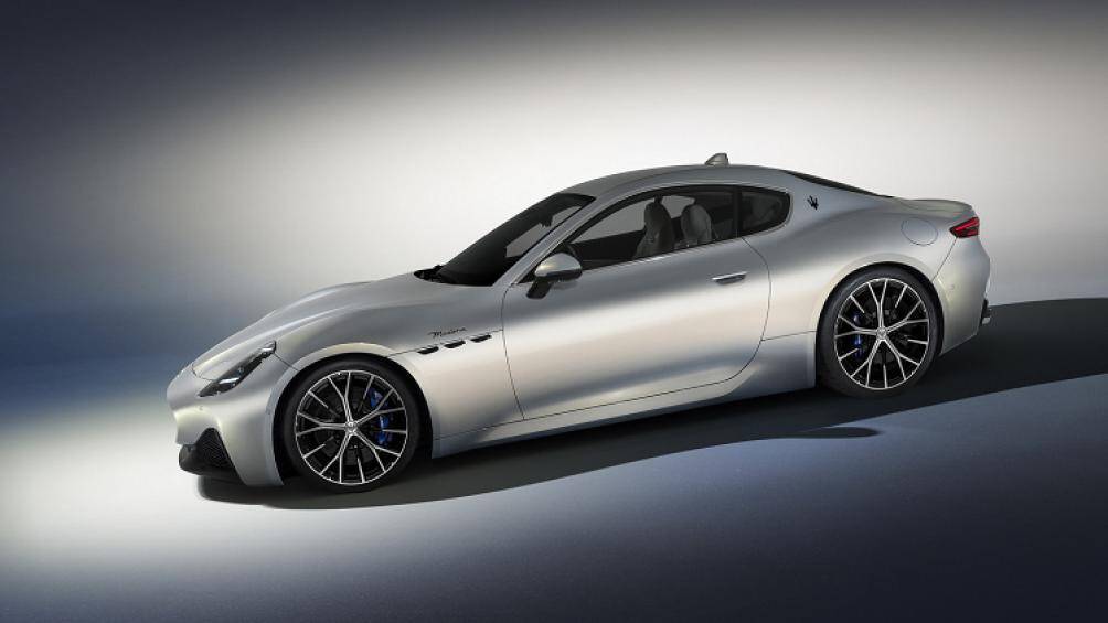 Các chi tiết đặc trưng bao gồm nắp ca-pô hình vỏ sò tích hợp các hốc gió, đèn pha gắn trên chắn bùn lấy cảm hứng từ MC20 và Grecale