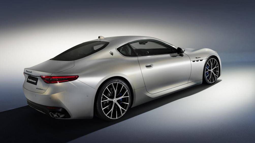 Chắn bùn sau cơ bắp và đèn hậu LED mỏng được bố trí theo chiều ngang. Sự khác biệt về kiểu dáng giữa ba biến thể là tinh tế nhưng đáng chú ý