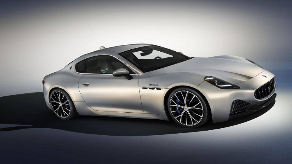 Phiên bản Modena có phần trước được hoàn thiện tối màu trong khi Trofeo được trang trí cửa hút thể thao hơn