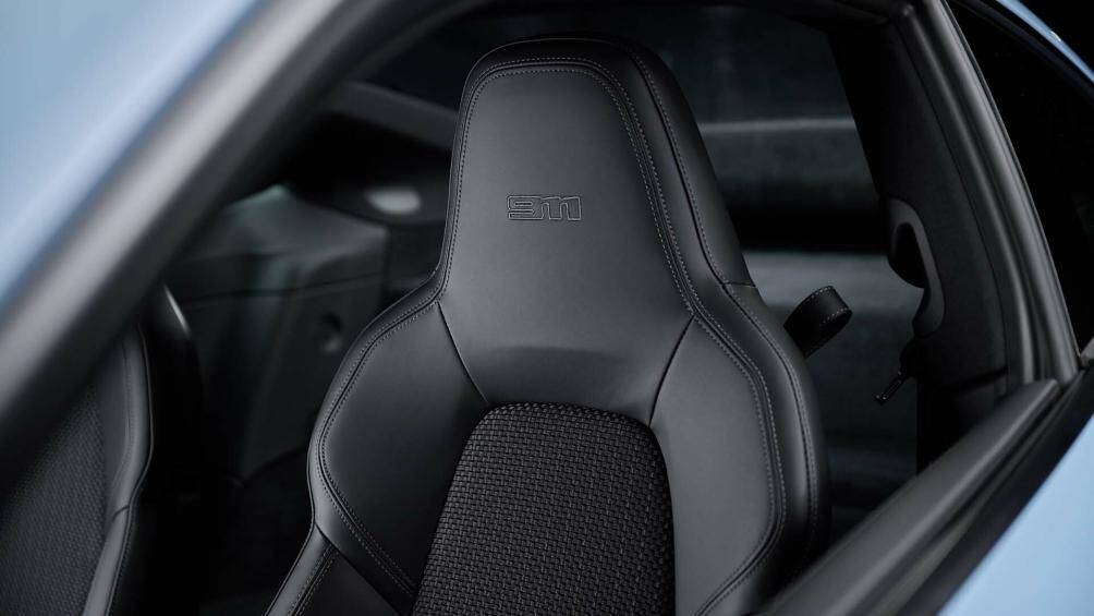 Dây đai an toàn xám Slate Grey hoặc xanh lá Lizard Green cũng như các đường sọc và chỉ khâu màu nổi bật trên ghế