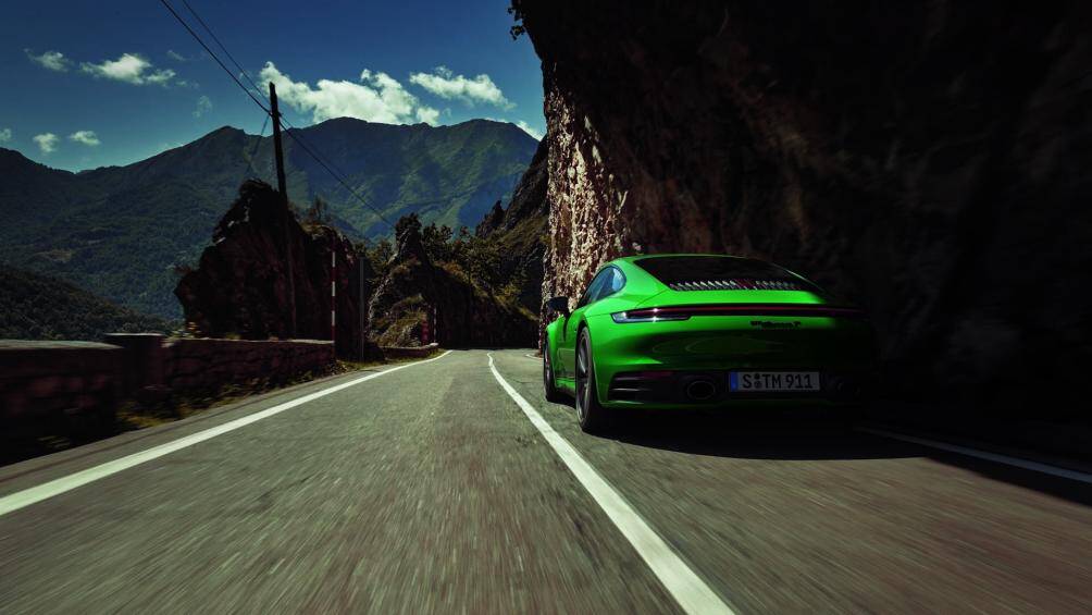 Xe được trang bị các tính năng cần thiết nhằm mang lại cảm giác lái thể thao, tuy nhiên hiệu suất không quá mạnh như cấp độ siêu xe