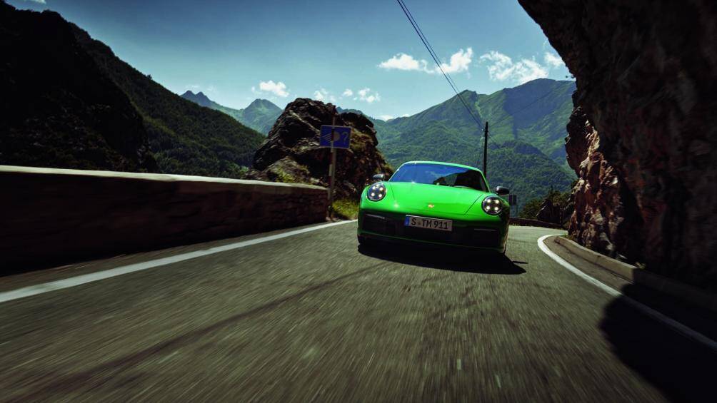 Nằm phía dưới nắp capo của Porsche 911 Carrera T thể thao là khối động cơ 6 xy-lanh tăng áp kép, dung tích 3.0L