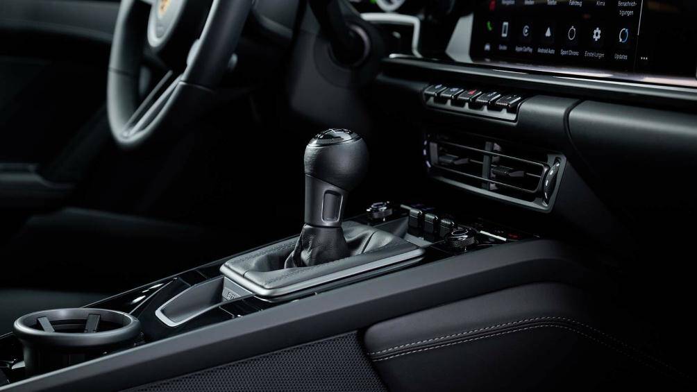 Nội thất 911 Carrera T 2023 mang tông màu đen chủ đạo với nhiều chi tiết được ốp carbon