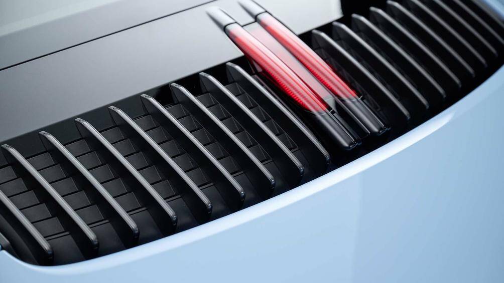 Về ngoại hình, nhằm phân biệt với Carrera tiêu chuẩn, phiên bản 911 Carrera T sẽ sở hữu một số chi tiết ngoại thất màu xám Agate Grey