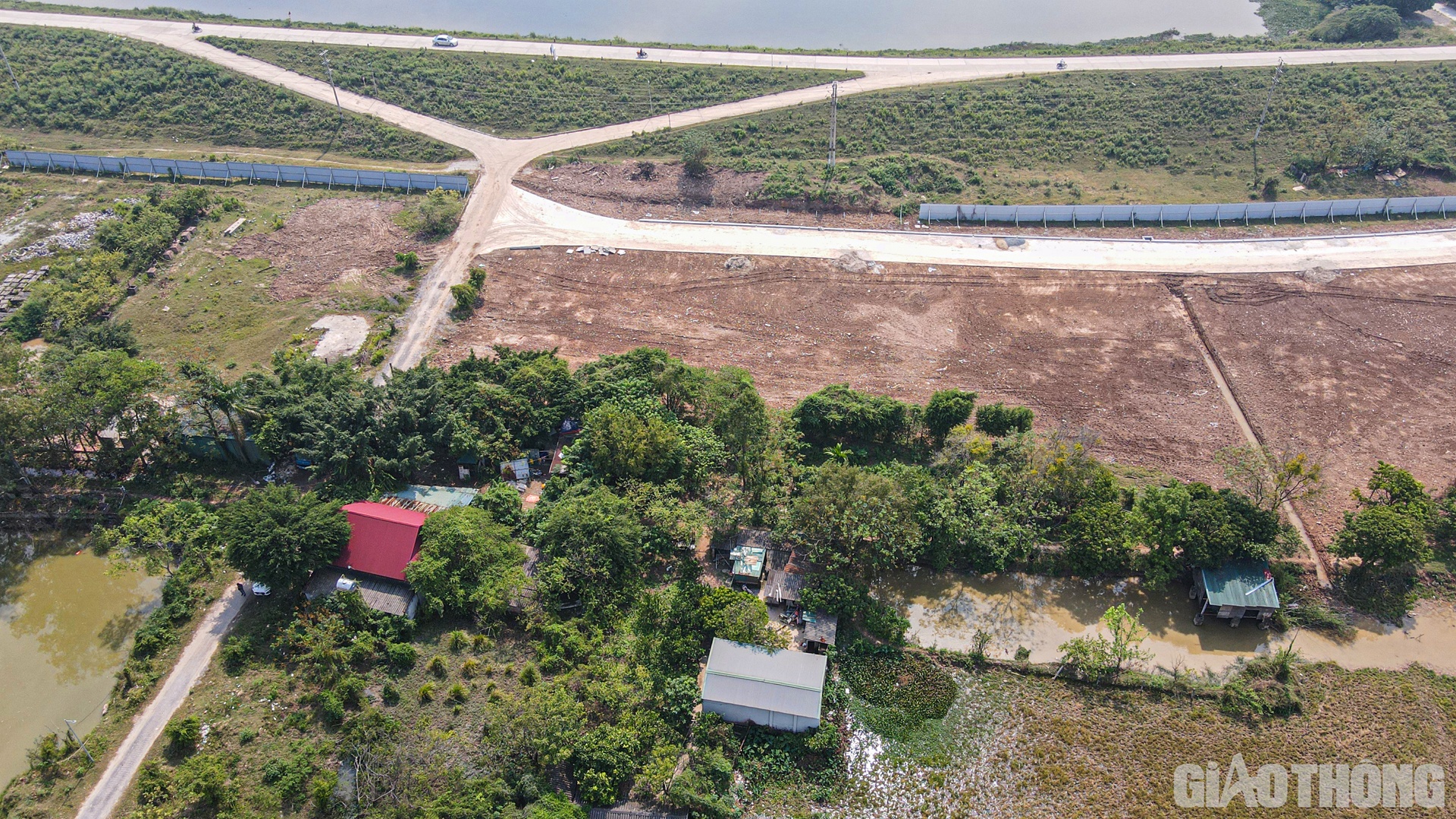 Đến nay, còn 697 thửa đất của 358 hộ, diện tích khoảng 36.480m2 chưa phê duyệt phương án (phương án đền bù giải phóng mặt bằng) do liên quan đến mua bán chuyển nhượng, có công trình vi phạm trên đất nông nghiệp, trùng mốc trạm bơm Phương Trạch.