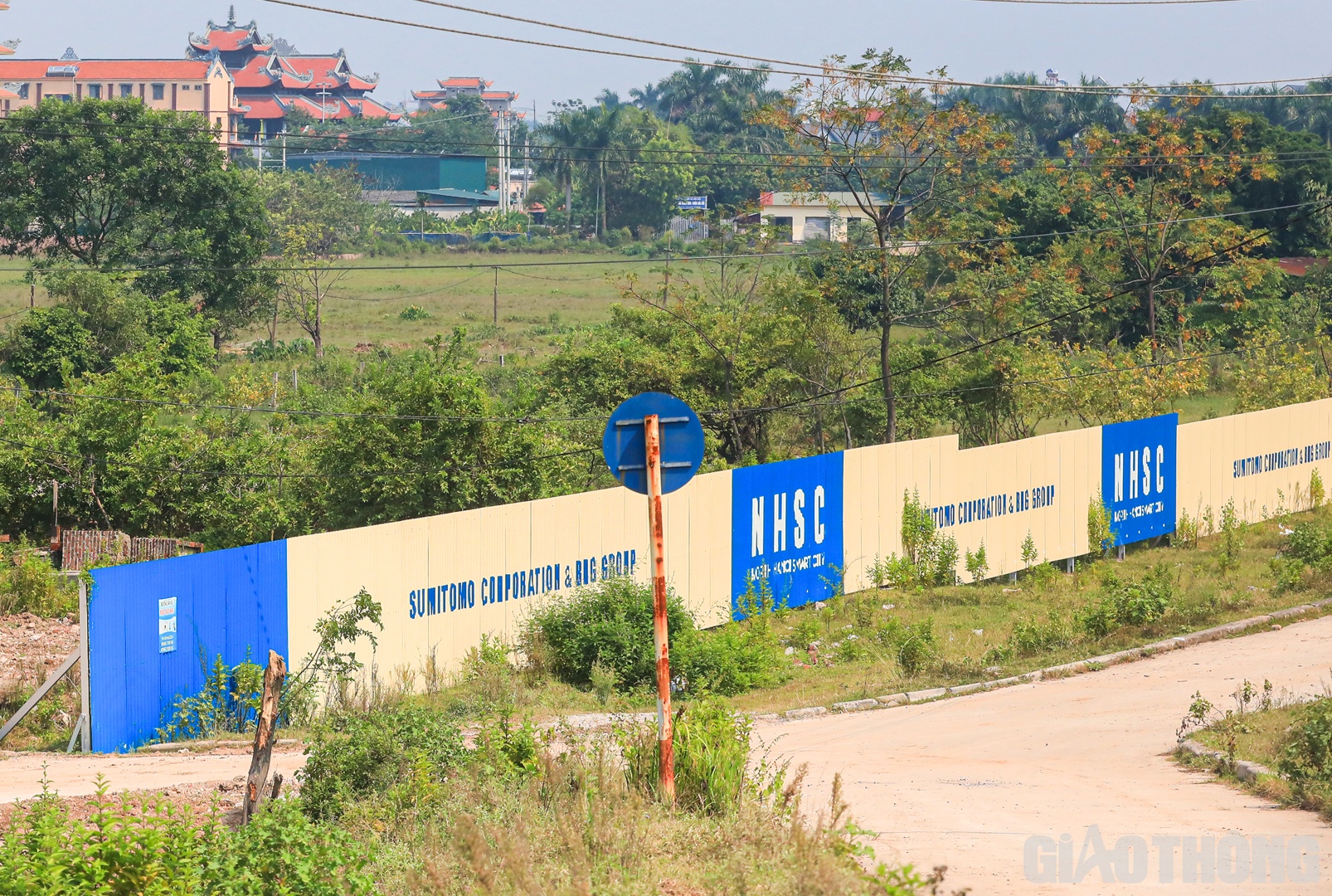 Trong khi đó, đại diện BRG cho biết, BRG và Sumitomo liên doanh tỷ lệ 50-50. Về tiến độ, vị này cho hay, bên Nhật sẽ triển khai chính dự án, hướng tới 6 tính năng thông minh của dự án gồm năng lượng thông minh, giao thông thông minh, học tập thông minh, quản trị thông minh, kinh tế thông minh và đời sống thông minh.

Tuy nhiên, về tiến độ, vị này cho hay, phía Nhật chưa triển khai làm gì khi chưa bàn giao 100% mặt bằng.