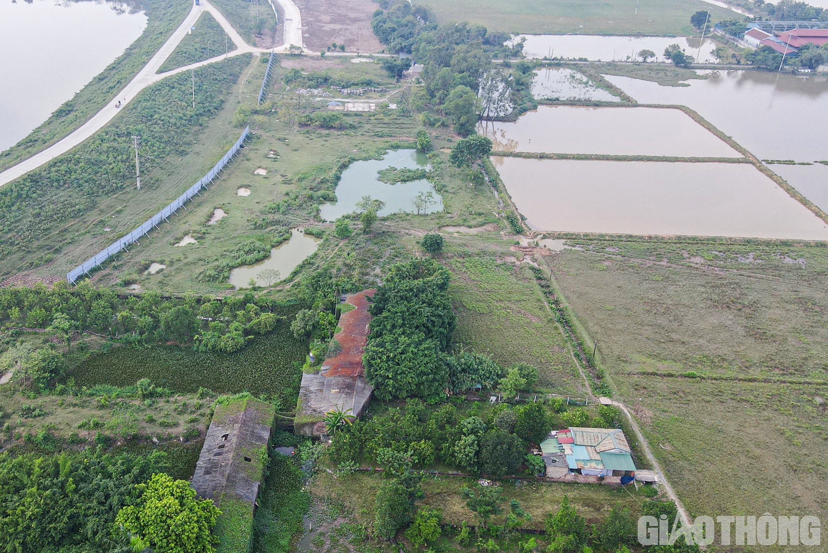 Trao đổi với PV Báo Giao thông, đại diện UBND xã Hải Bối cho biết, địa phương đã giải phóng hơn 90% diện tích mặt bằng nằm trên địa bàn. Đất nông nghiệp, đất công đã được thu hồi, bàn giao hết cho chủ đầu tư. Còn lại một số diện tích đang vướng mắc do vi phạm xây dựng.