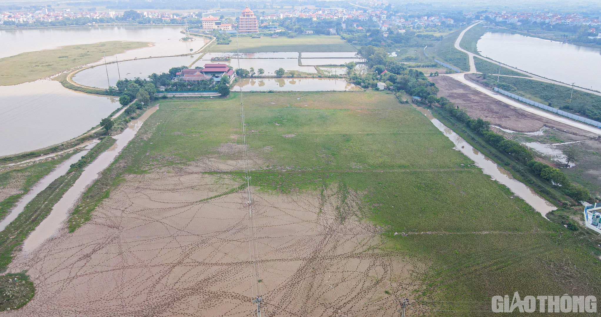 Tuy nhiên, sau 3 năm động thổ, dự án này vẫn chưa giải phóng xong mặt bằng. Ghi nhận của PV tại đây cho thấy, một phần dự án được quây tôn. Mặt bằng vẫn để không.