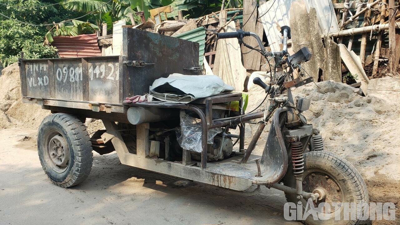 Ngoài ra, việc các xe tự chế được đóng thùng để chuyên chở vật liệu xây dựng hoạt động liên tục, phóng nhanh, lạng lách gây ảnh hưởng đến người tham gia giao thông.