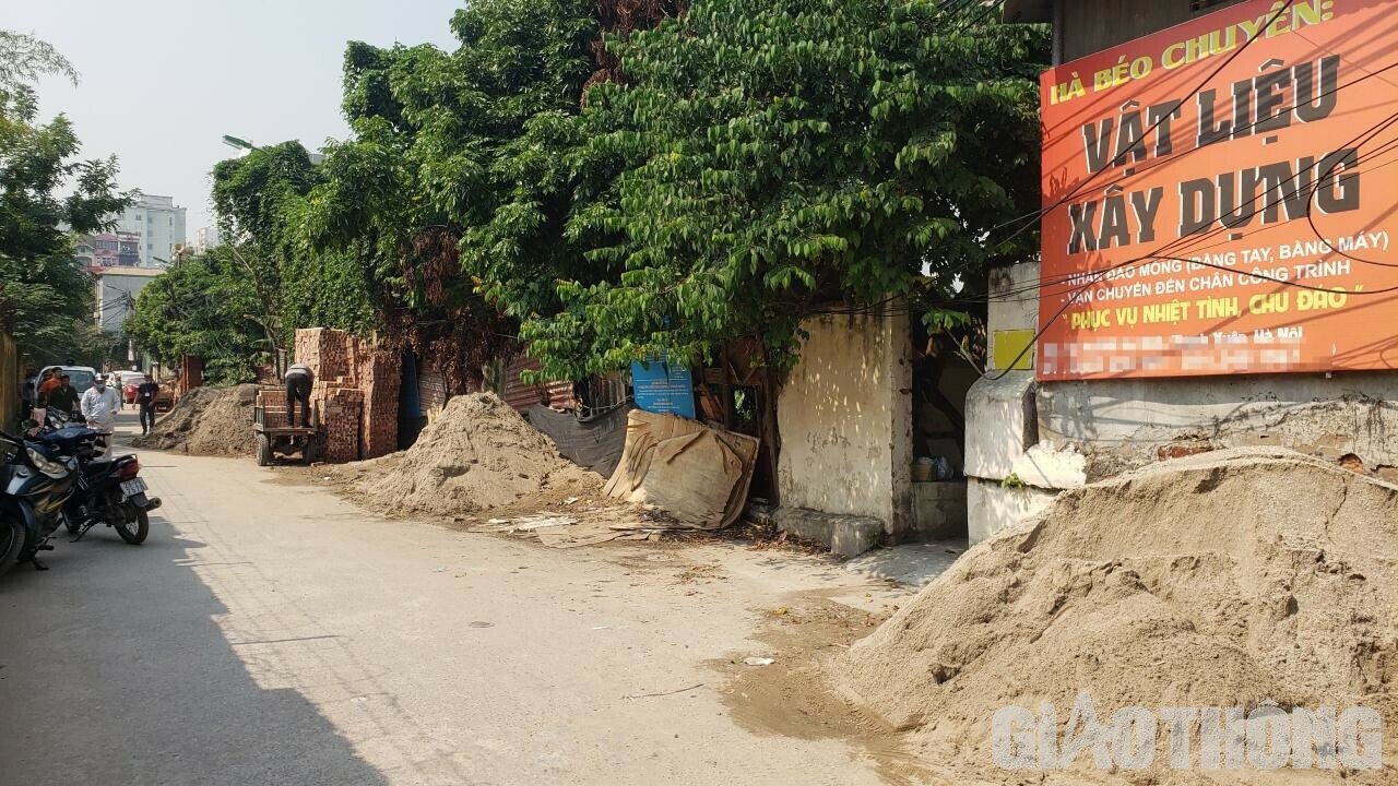 Những bãi cát thì tràn ra lòng đường, mỗi khi có người đi qua đều phải rất cẩn thận bởi có thể trơn trượt, ngã ra đường.