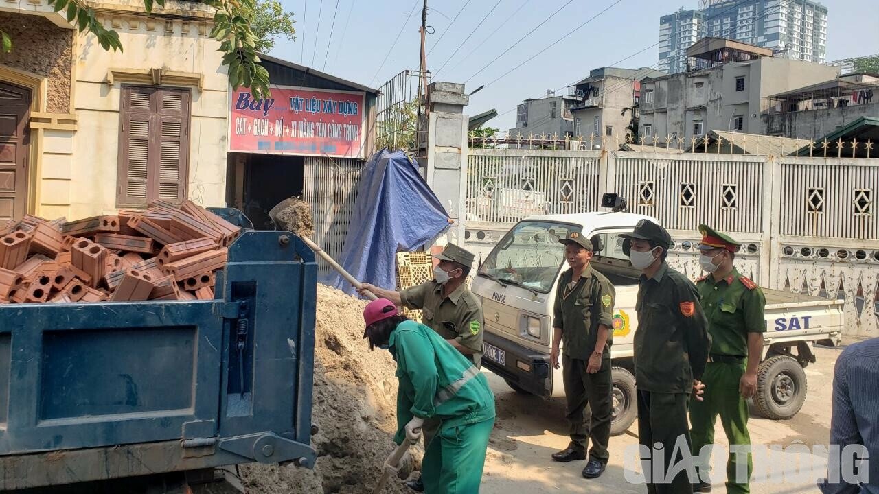 Và ngay sau khi tiếp nhận thông tin của PV Báo Giao Thông, sáng 24/10, Công an phường Hạ Đình đã thành lập tổ công tác kiểm tra, xử lý đối với bãi tập kết, kinh doanh vật liệu xây dựng vi phạm.