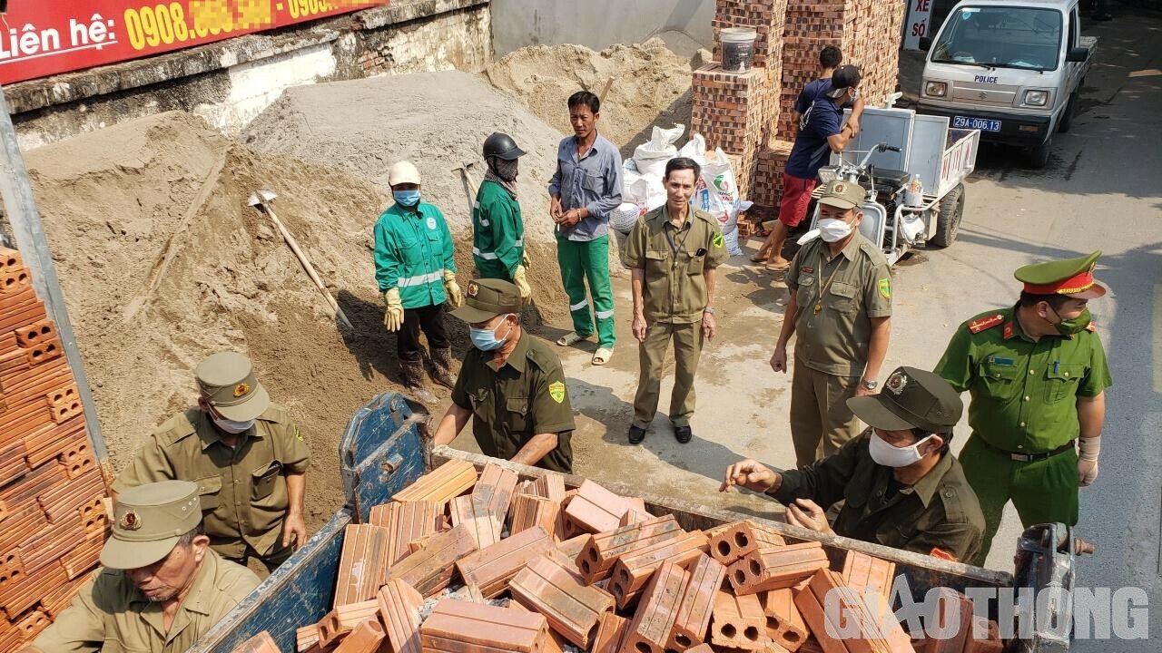 Quá trình kiểm tra, tại khu vực ngõ 129 Nguyễn Xiển, lực lượng chức năng đã lập biên bản, đồng thời thu giữ các vật liệu xây dựng gồm đá, gạch, cát… của 2 bãi tập kết trái phép, lấn chiếm lòng đường.
Ngay sau khi tiếp nhận thông tin, ghi nhận của PV báo Giao Thông, sáng ngày 24/10, Công an phường Hạ Đình (thường trực BCĐ 197 phường Hạ Đình) đã thành lập tổ công tác tiếp tục tuần tra, xử lý đối với bãi tập kết, kinh doanh VLXD vi phạm.