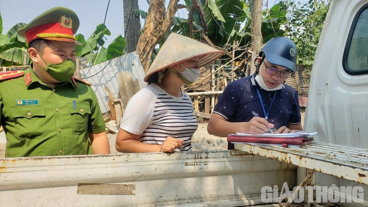 Tiếp đó, lực lượng chức năng tiến hành kiểm tra tại ngõ 342 đường Khương Đình. Tại bãi vật liệu xây dựng Thuý Khuyên và Bẩy, các lực lượng đã tiến hành tịch thu phần gạch và cát dưới lòng đường mà cá nhân lấn chiếm để buôn bán, kinh doanh hoặc phục vụ mục đích khác. Đồng thời cũng tiến hành lập biên bản xử lý.