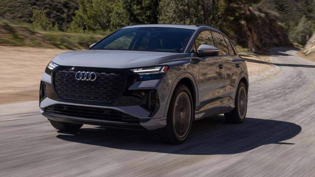 Q4 e-tron 2022 là mẫu xe kế tiếp thừa hưởng ngôn ngữ thiết kế của Audi dành cho các mẫu xe điện. Xe có giá bán từ 48.800 USD (1,2 tỷ đồng)