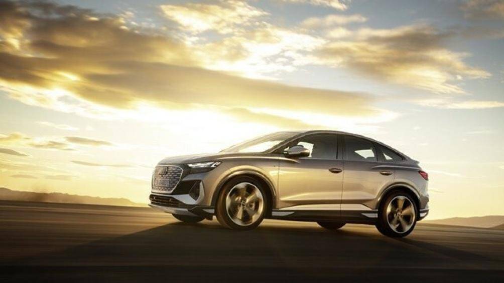 Hai tính năng lần đầu tiên xuất hiện trên dòng sản phẩm của nhà Audi là trợ lý giọng nói và màn hình hiển thị kính thực tế tăng cường tùy chọn