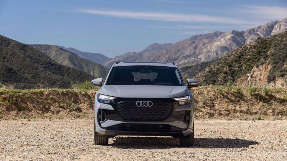 Nổi bật nhất ở phần đầu Audi Q4 e-tron là đèn pha LED ma trận và lưới tản nhiệt giả hình lục giác