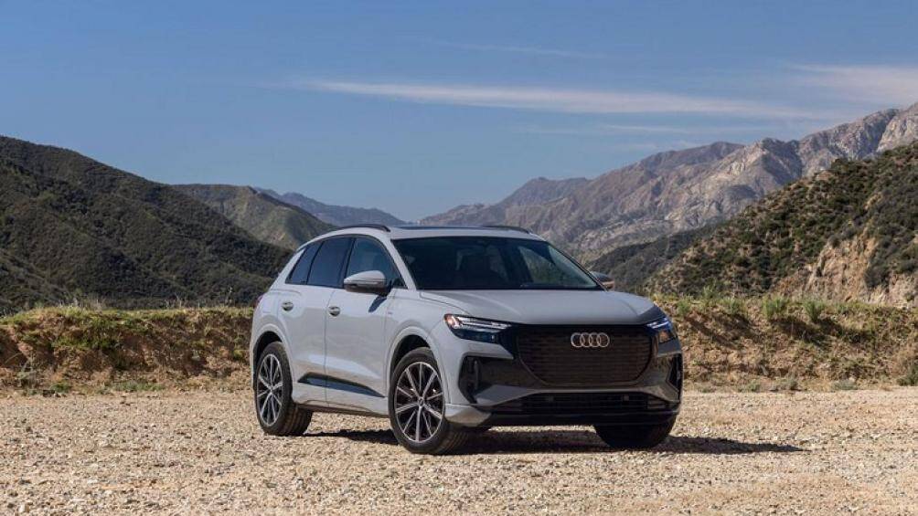 Đi kèm là dải đèn LED định vị ban ngày có thể thay đổi cấu hình. Người dùng có thể tùy chọn 1 trong 4 cấu hình khác nhau của dải đèn LED định vị ban ngày