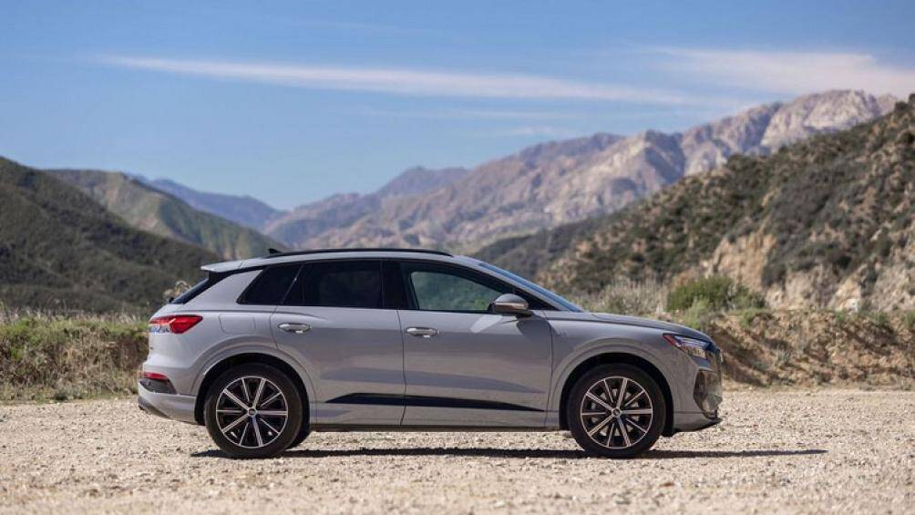 Nhìn ngang hông, Audi Q4 e-tron có những đường gân dập nổi, giúp tăng thêm vẻ khỏe khoắn, thể thao