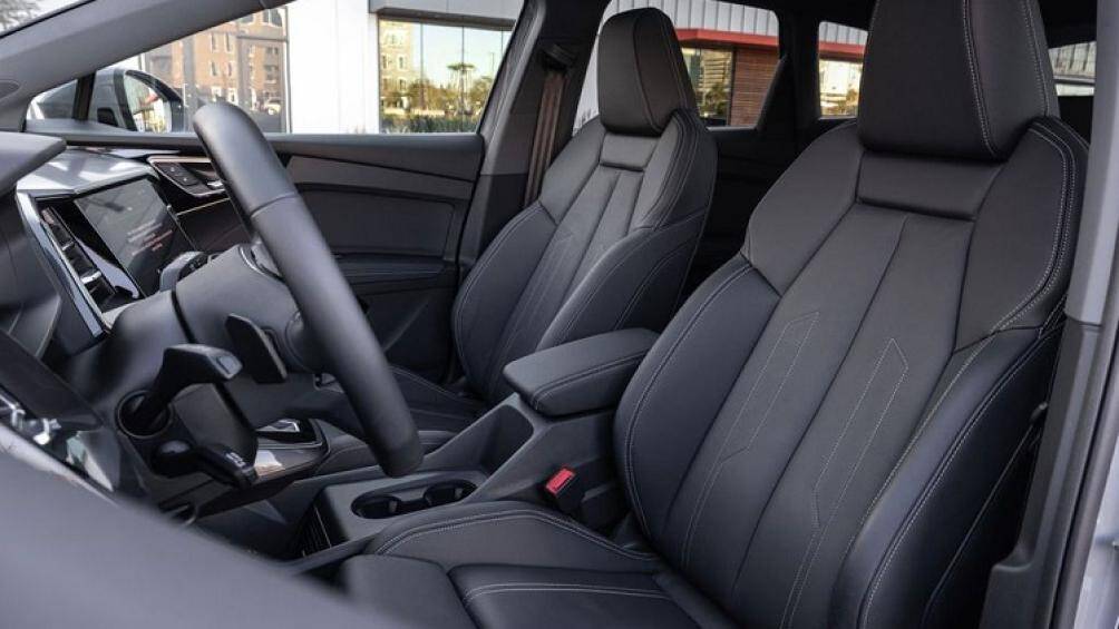 Bên trong cabin, Audi Q4 e-tron đem đến cho người dùng một không gian tương đối rộng rãi và cũng rất sang trọng