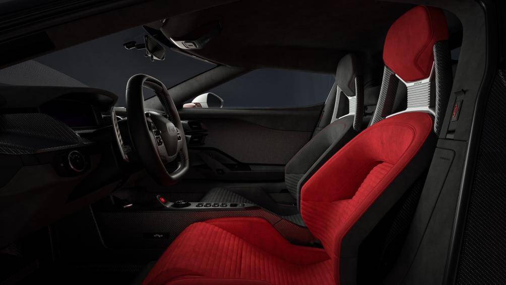 Bên trong nội thất, phiên bản GT LM có nội thất được thiết kế riêng, với ghế bằng sợi carbon bọc Alcantara, ghế lái có màu đỏ hoặc xanh lam