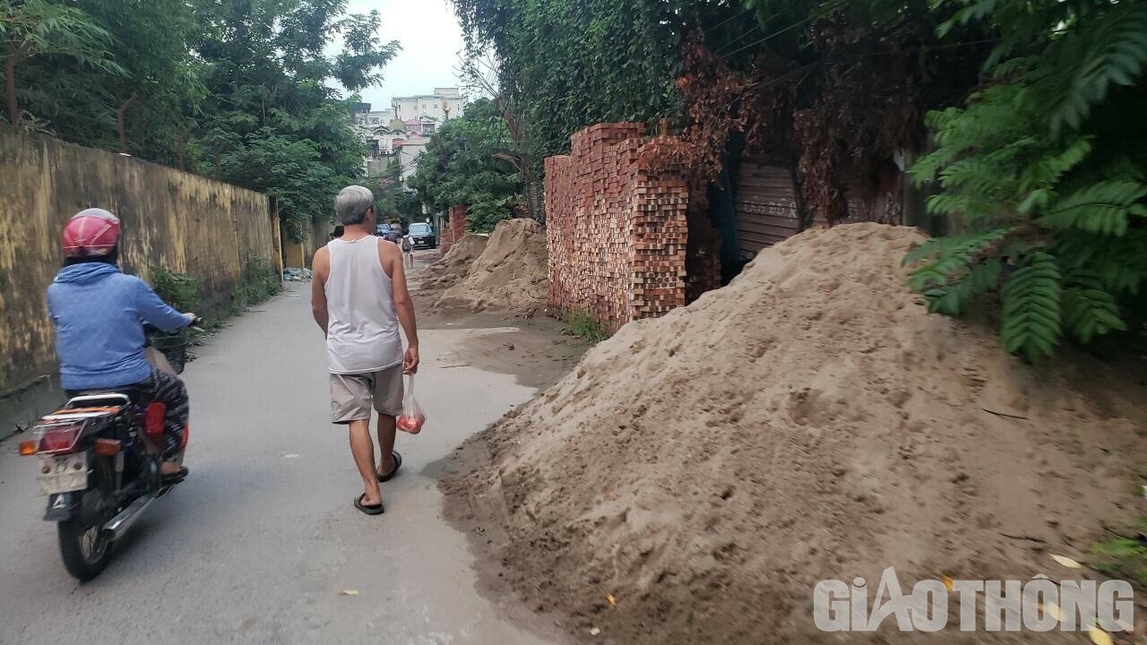 "Những đống cát không được che chắn nên ngày nắng thì bụi mù, ngày mưa thì cát tràn ra khắp đường, bẩn thỉu. Còn đối với những viên gạch được xếp cao cũng có thể rơi bất cứ lúc nào. Chúng tôi sợ nhất trẻ con đi học về qua những bãi tập kết vật liệu xây dựng này sẽ gặp nguy hiểm", anh An, ở phường Hạ Đình chia sẻ.