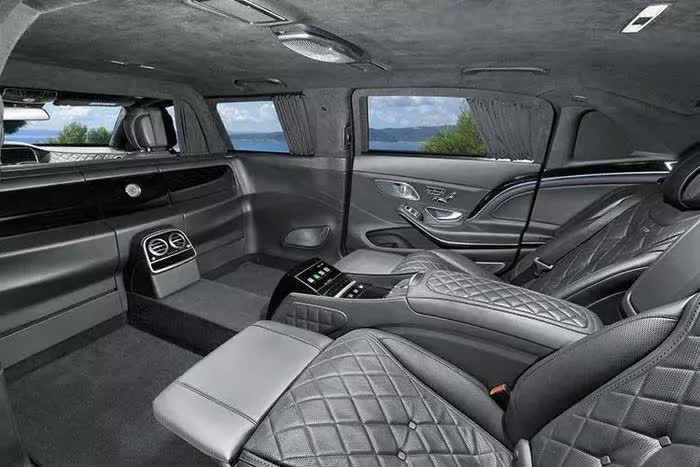 Ngăn cách giữa 2 hàng ghế là vách ngăn riêng, đi kèm một tấm rèm. Hàng ghế sau còn được tích hợp bàn làm việc và bảng điều khiển