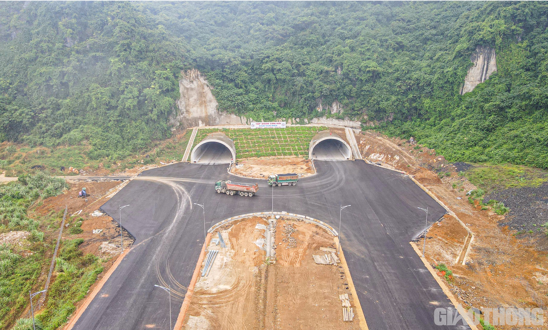 Phụ trách thi công các hạng mục từ Km287+660 - Km289+500, hiện tại, công trình hầm Tam Điệp do Tập đoàn Sơn Hải thi công cũng đã cơ bản hoàn thành.
