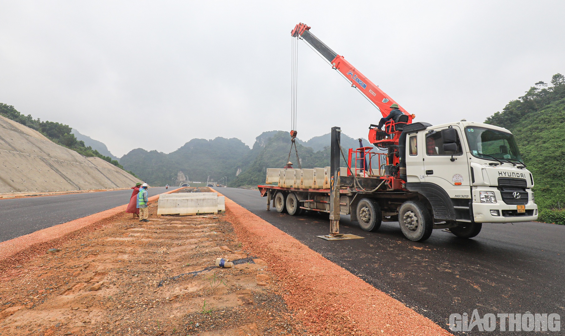 Phần đường phía Nam khu vực cửa hầm Tam Điệp đang được rốt ráo lắp đặt các đoạn dải phân cách đầu tiên.