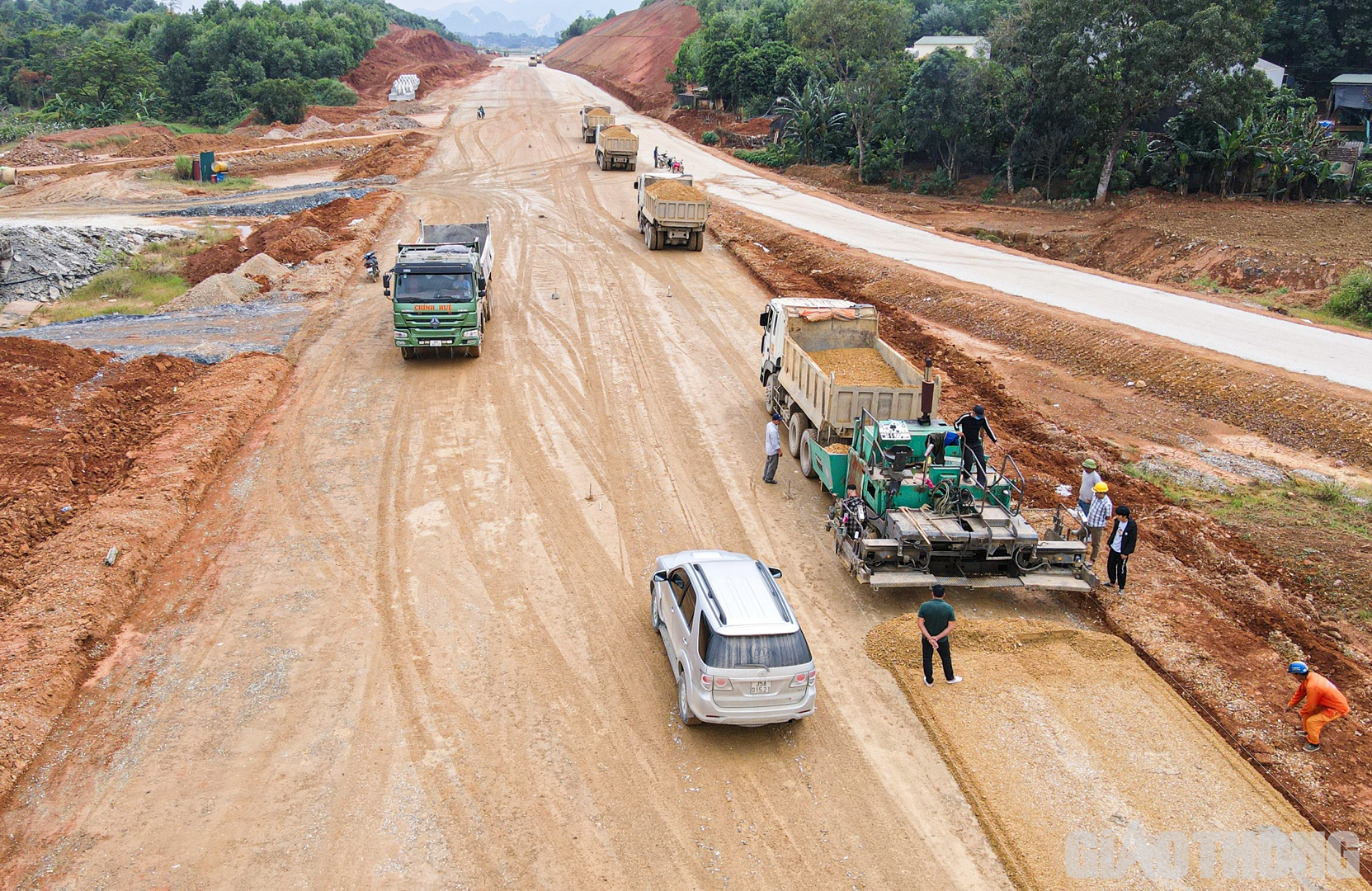 Thông tin thêm về công tác tổ chức thi công, ông Lê Doãn Bắc cho biết, từ thời điểm Bộ GTVT phát động phong trào 120 ngày đêm thông xe kỹ thuật 4 dự án thành phần cao tốc Bắc - Nam đến nay, Công ty Cường Thịnh Thi đã tăng cường 55 thiết bị, thời gian làm việc kéo dài từ 6h30 - 20h30 hàng ngày. Nhờ đó, sản lượng thi công đã tăng từ 62% ở trước thời điểm phát động lên 72% ở thời điểm hiện tại. Trong ảnh: nhà thầu thi công đỉnh cấp phối đá dăm tại Km296.