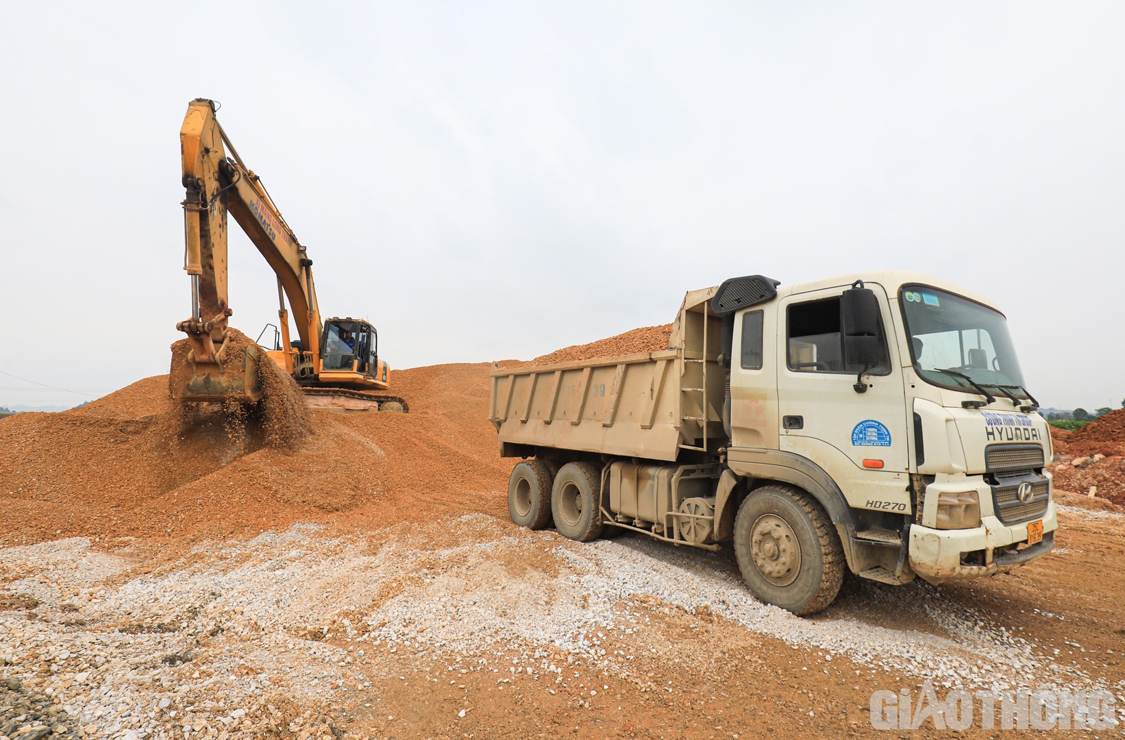 Ông Lê Doãn Bắc, Chỉ huy trưởng công trường thuộc nhà thầu Cường Thịnh Thi cho biết, thời gian qua, việc thi công của nhà thầu có thời điểm chưa đạt được như kỳ vọng do nguồn vật liệu, đặc biệt là cấp phối đá dăm khan hiếm.