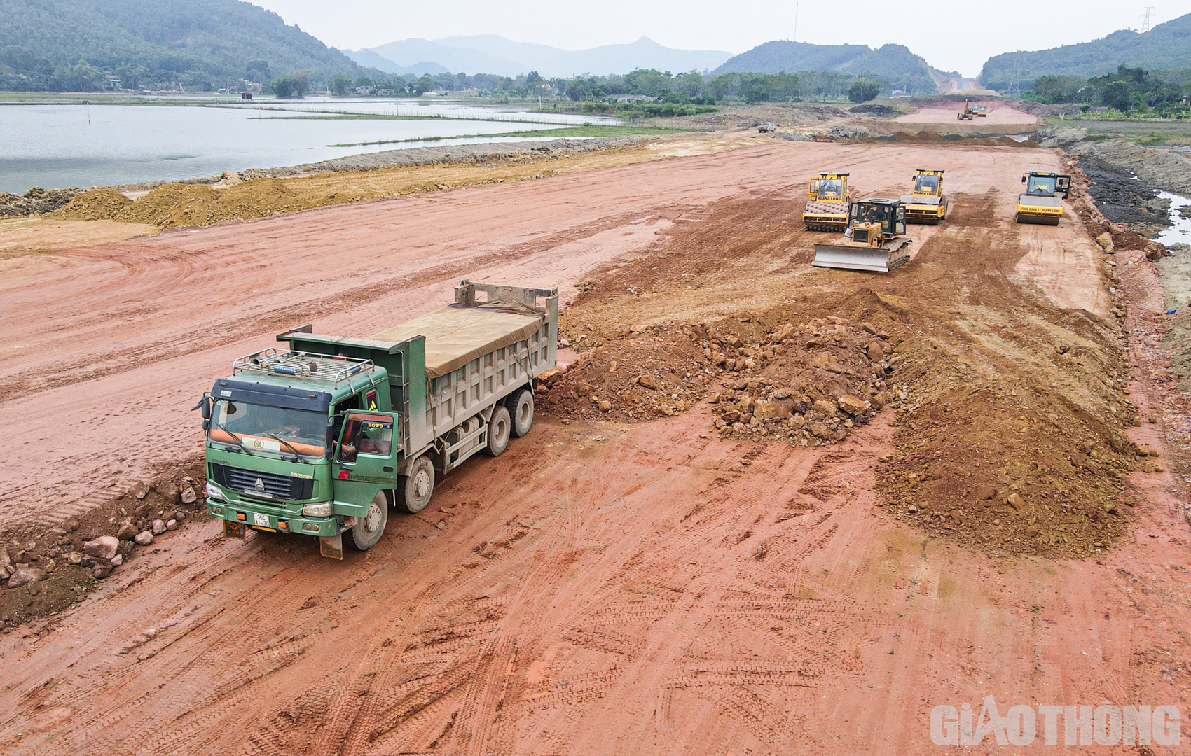 “Công tác xử lý nền đất yếu được tiến hành ở cả hai bên đầu hầm chui với khối lượng thi công đất còn lại khoảng 40.000 m3. Nhằm đáp ứng tiến độ, sau lễ phát động 120 ngày đêm của Bộ GTVT, nhà thầu đã tăng cường thêm 6 xe lu, 2 máy ủi, 3 máy xúc và 30 công nhân thi công liên tục từ sáng sớm đến 9h tối hàng ngày”, đại diện nhà thầu Hoàng Long cho hay.