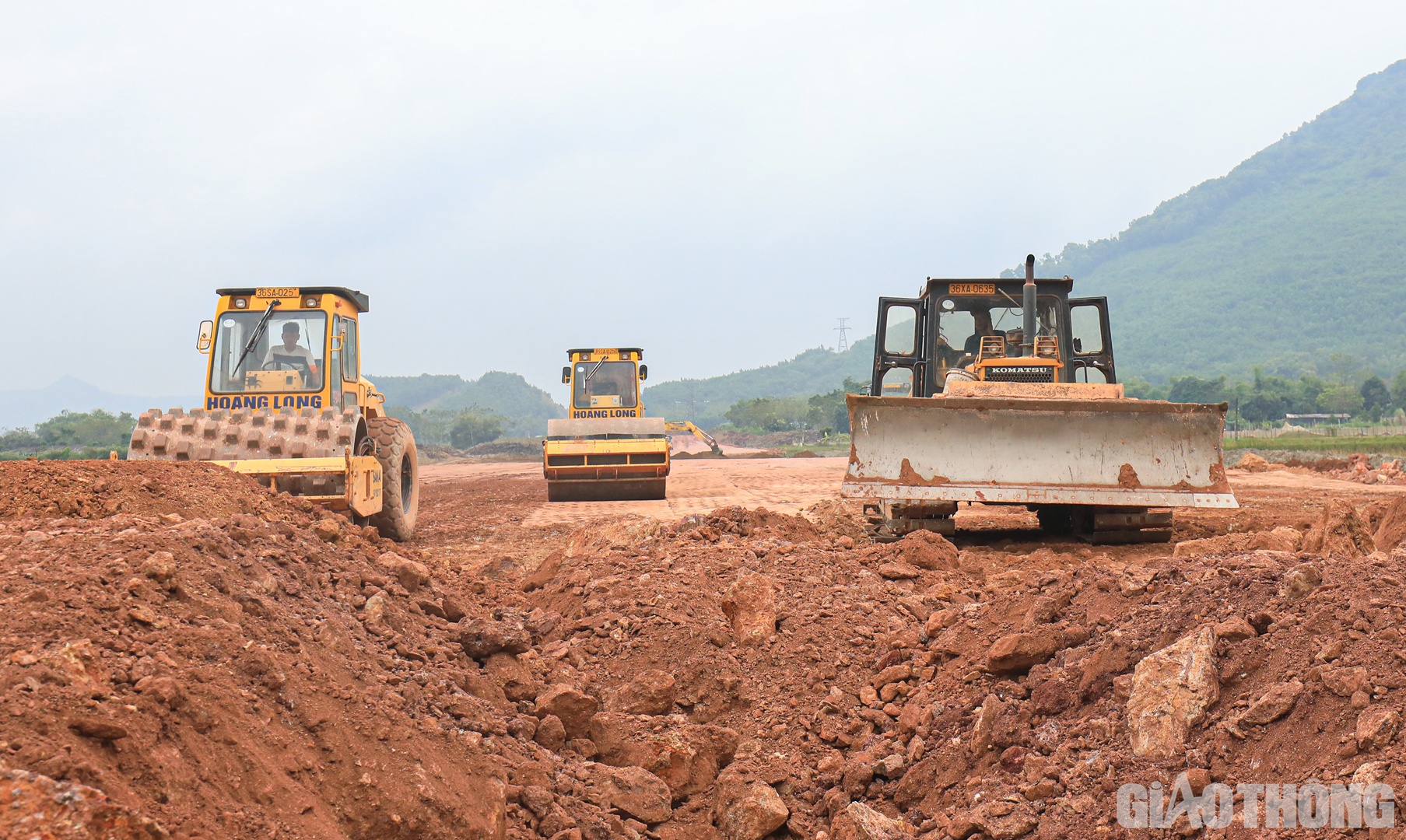 Tại khu vực hầm chui lý trình Km306+775, nhà thầu Hoàng Long cũng đang dồn lực chạy đua xử lý nền đất yếu.