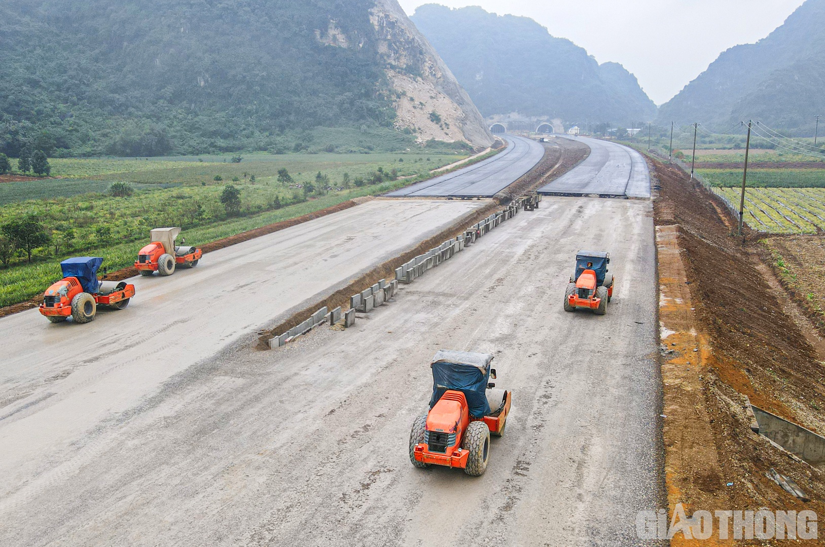 Ông Lương Văn Long, Giám đốc quản lý dự án thành phần Mai Sơn - QL45 cho biết, tính đến ngày 24/10, sản lượng thi công dự án đạt gần 72% giá trị các hợp đồng.