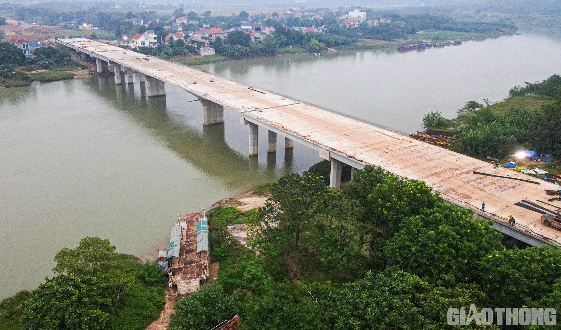 Tại gói thầu 13-XL, cầu Vĩnh An - cây cầu lớn nhất gói thầu do Công ty cổ phần Đầu tư và Xây dựng Giao thông Phương Thành đã thành hình và đang được thi công đúc lan can.