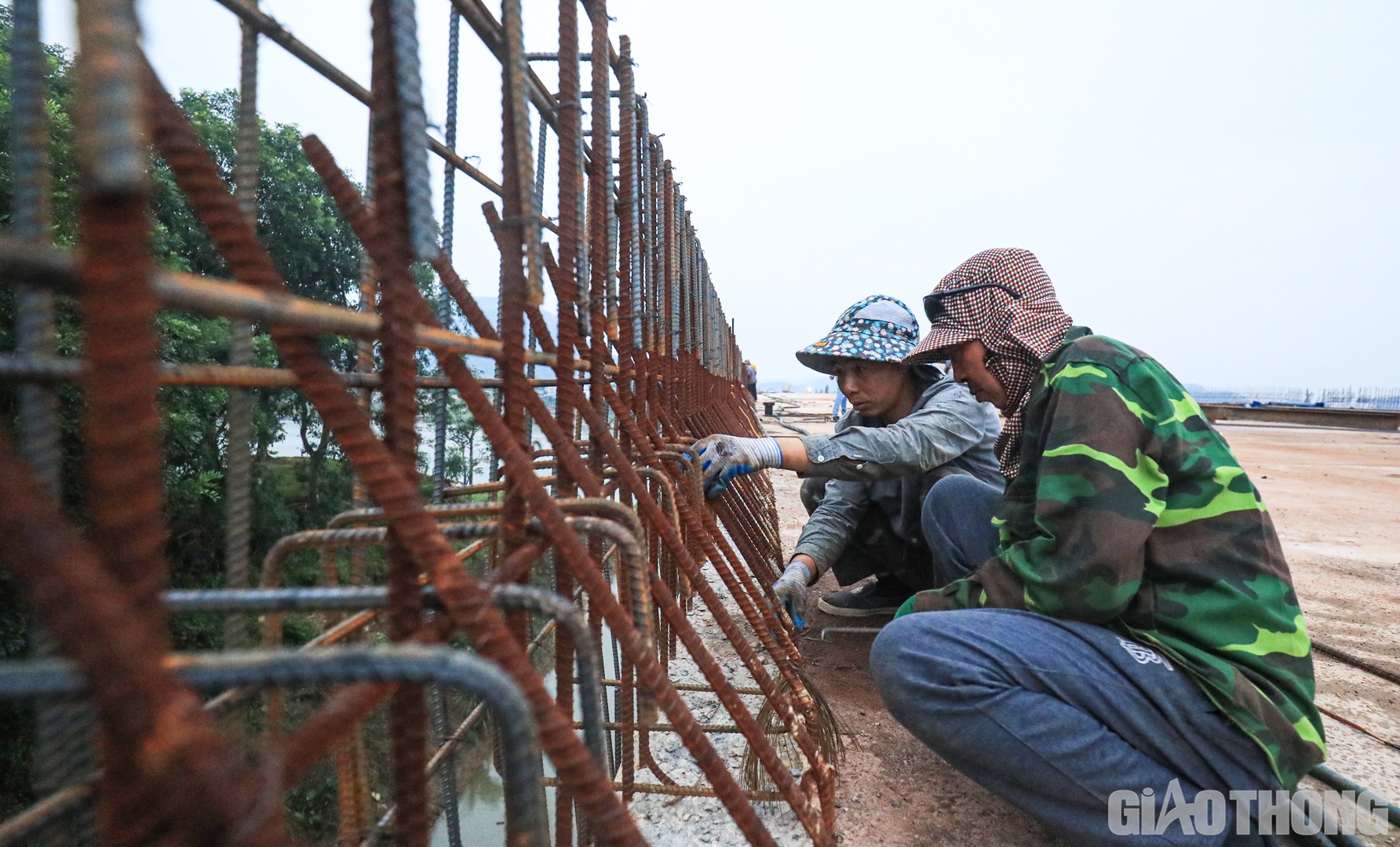 “Dự kiến, công tác đúc lan can, thảm nhựa mặt cầu sẽ hoàn thành đầu tháng 12/2022. Cuối tháng 12, việc sơn kẻ vạch đường và hệ thống chiếu sáng sẽ được hoàn thiện”, đại diện nhà thầu Phương Thành thông tin. Trong ảnh: Công nhân thi công đúc lan can cầu Vĩnh An.